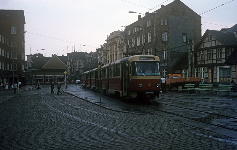 103 027 auf der Lokausstellung im Schweriner Gbf. 13.06.1976