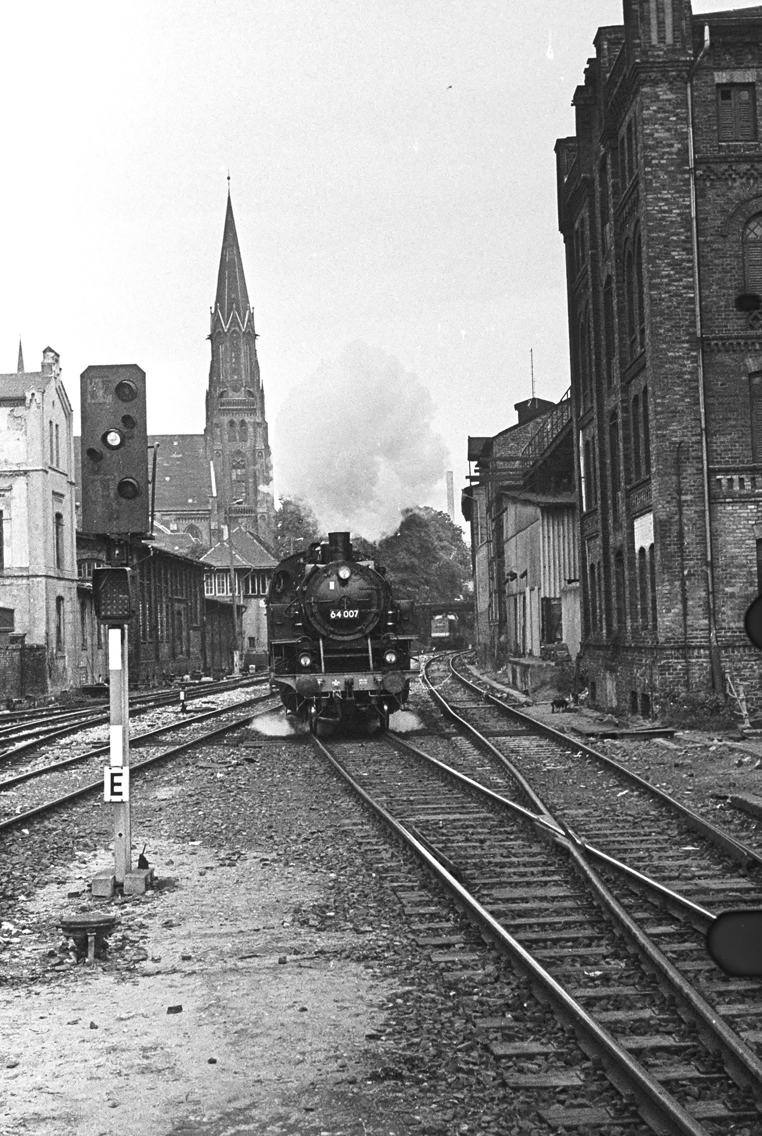 64 007 wechselt am Südkopf aus.