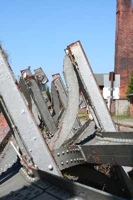 Stahlträger der alten Bahnsteigbedachung auf dem Gelände des ehemaligen Bww Schwerin, 18.04.2009