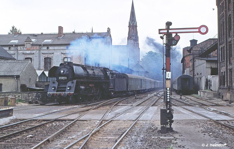 01 0517 des Bw Wittenberge fährt mit ihrem D-Zug in Schwerin ein. 13.06.1976