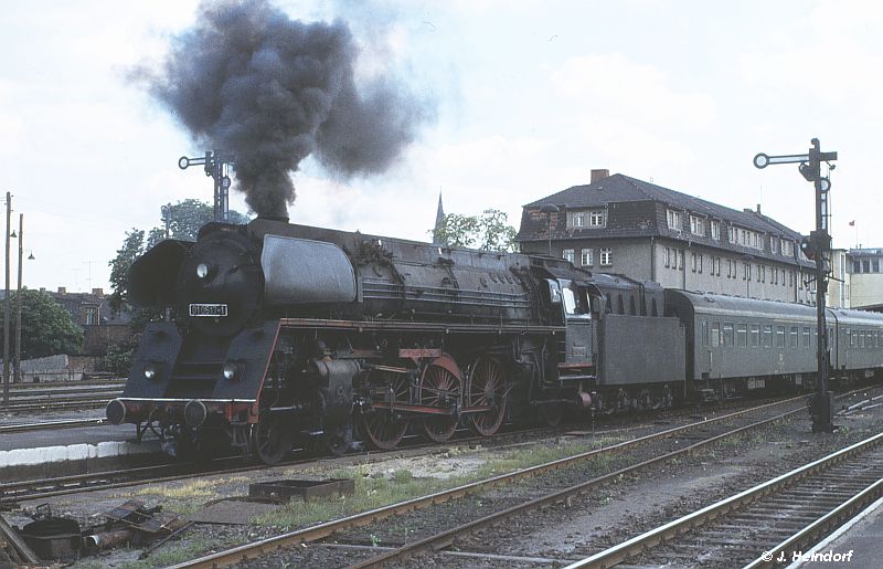 01 0517 des Bw Wittenberge hat einen neuen Zug am Bahnsteig 2 bespannt. 13.06.1976