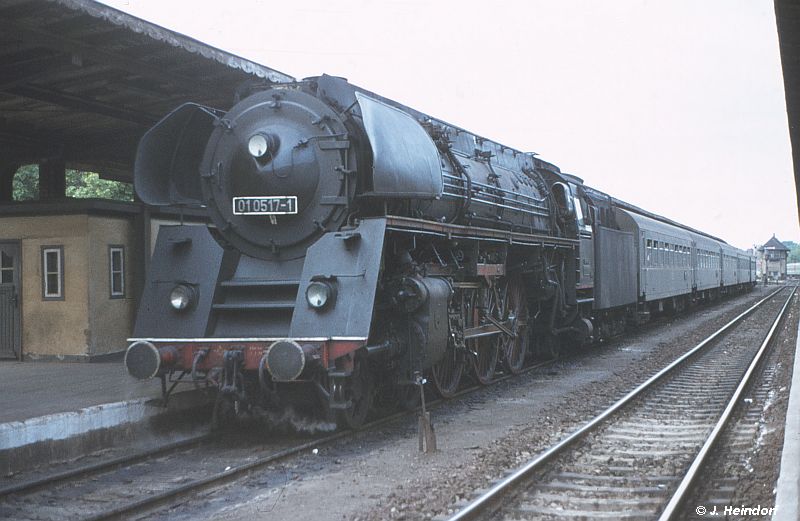 Kurze Verschnaufpause am Bahnsteig 3 für 01 0517. 13.06.1976