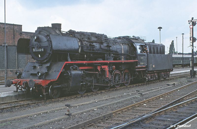 50 0066 wartet am Bahnsteig 3 auf die Zustimmung zur Weiterfahrt. 13.06.1976