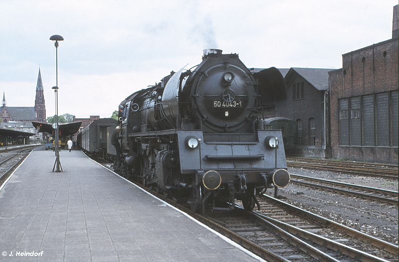 50 4043 bespannt einen Personenzug am Bahnsteig 4. 13.06.1976